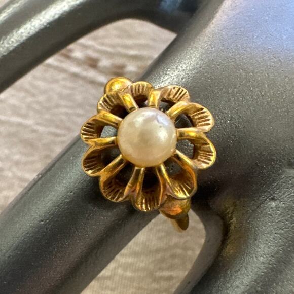 Avon Jewelry - Vintage Avon Adjustable Flower Burst Pearl Center Size 7.5 Ring